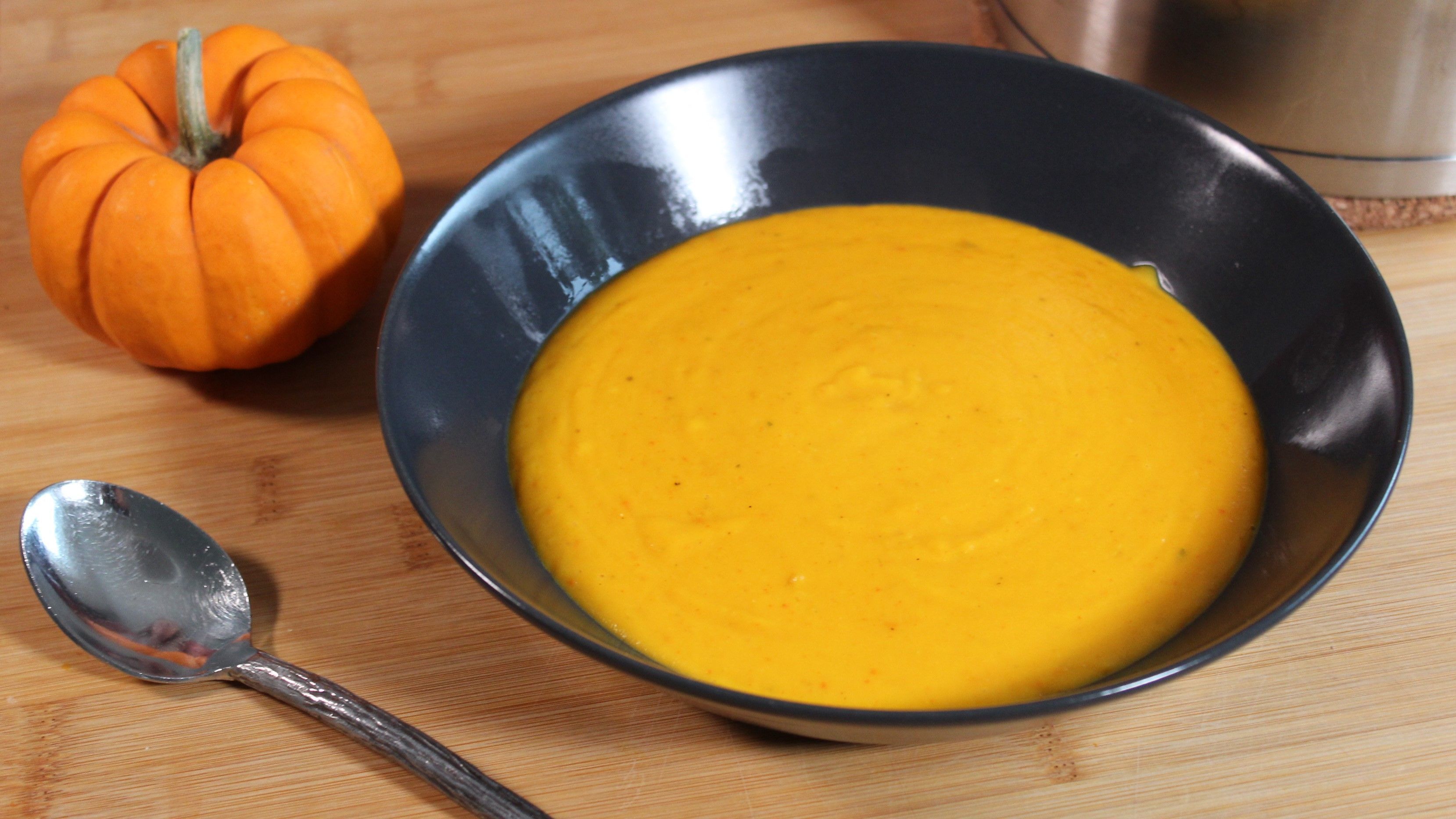 Leckere Kürbiscremesuppe: Herbstliches Rezept mit Ingwer und Crème fraîche