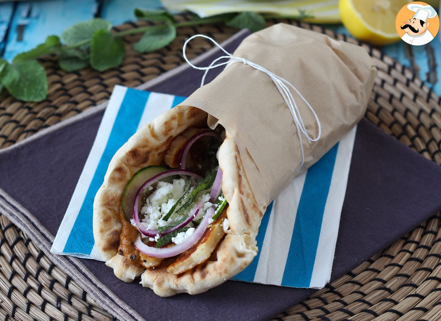 Mediterraner wrap, gefüllt mit hummus, rucola, paprika und feta