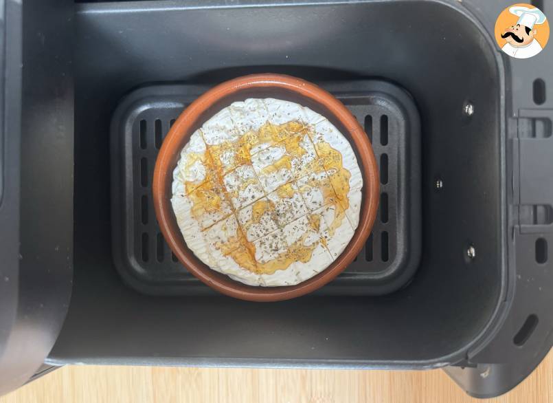 Im air fryer gebratener camembert, der schön flüssig ist!