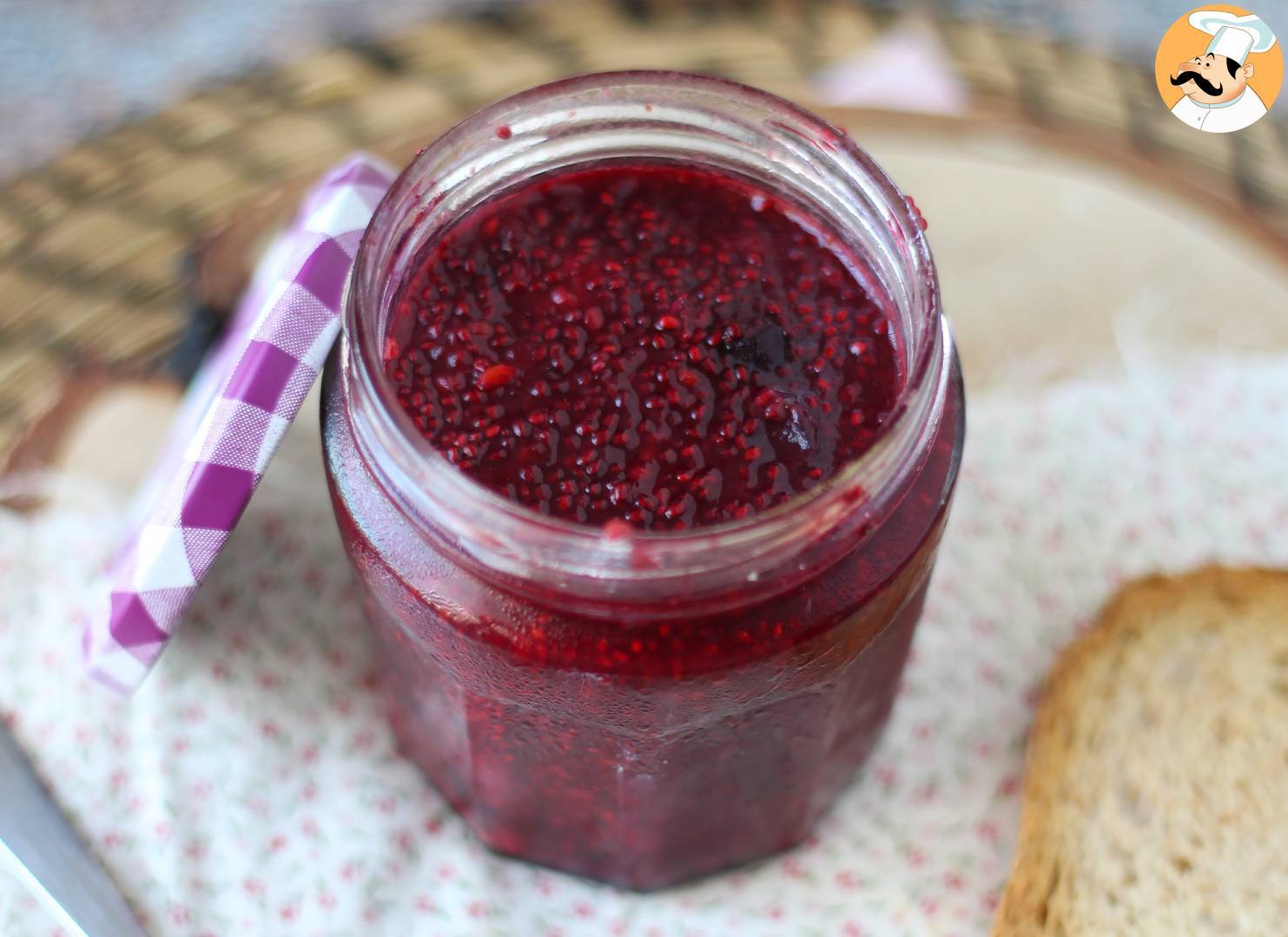 Gesunde marmelade mit beeren und chiasamen