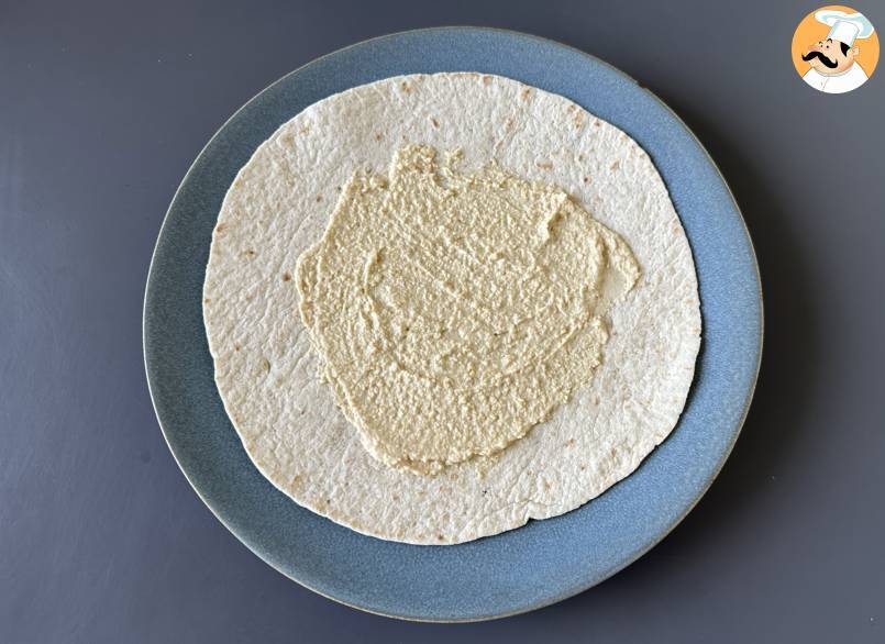Mediterraner wrap, gefüllt mit hummus, rucola, paprika und feta