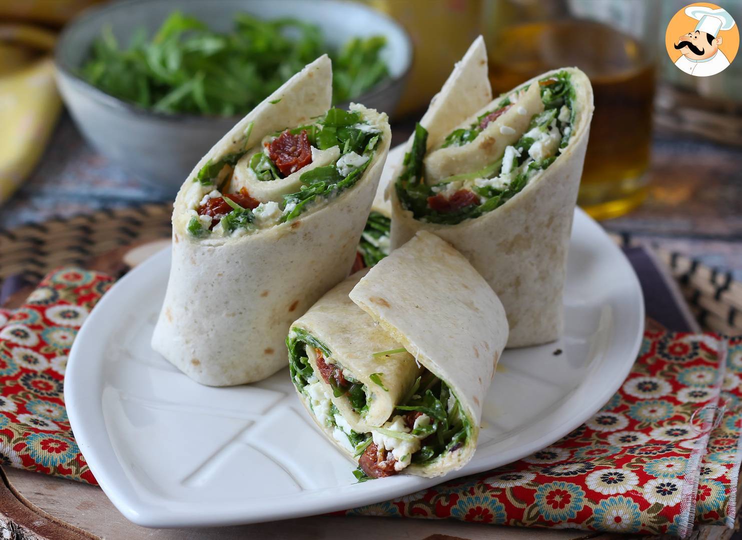 Mediterraner wrap, gefüllt mit hummus, rucola, paprika und feta