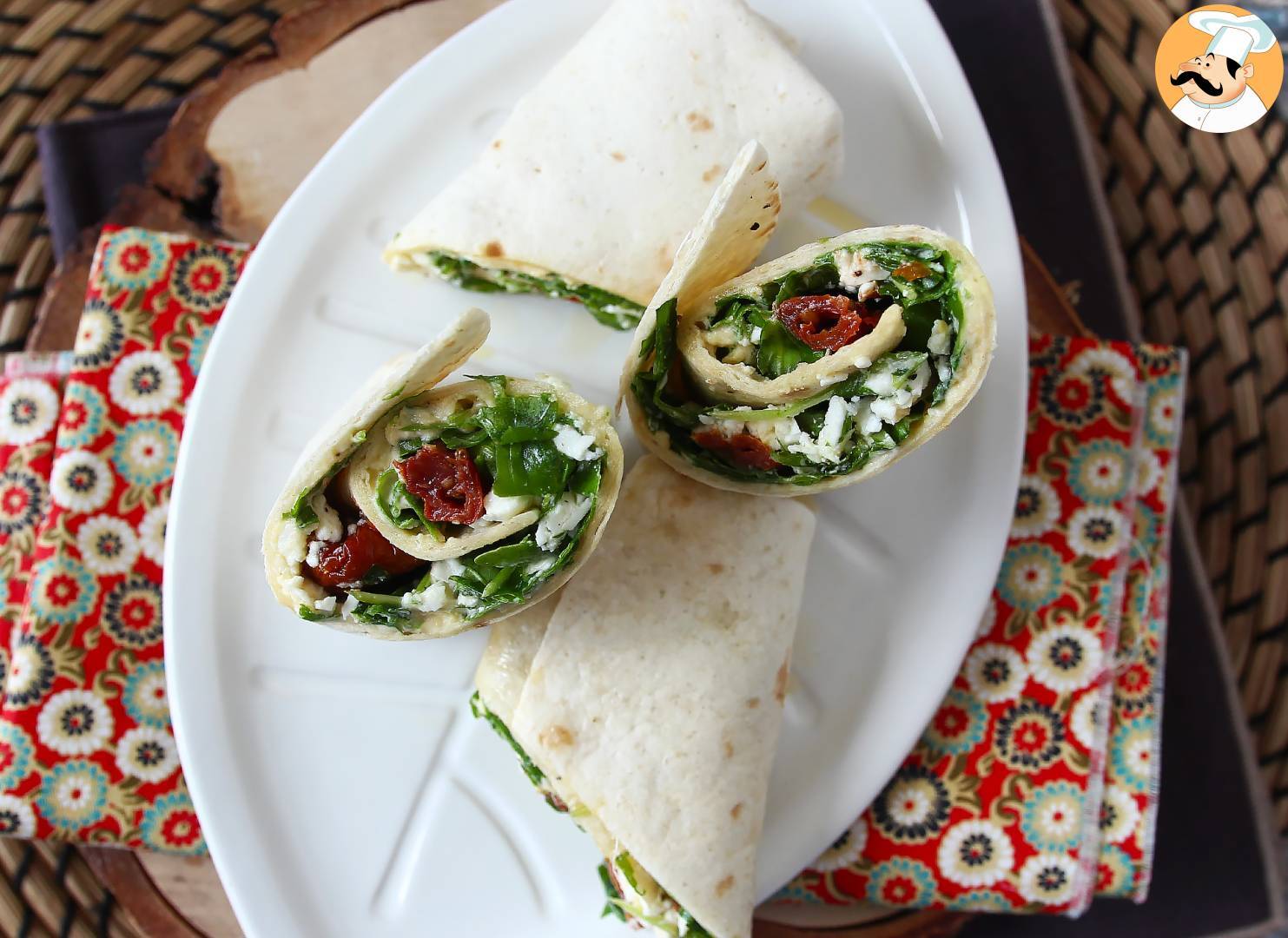 Mediterraner wrap, gefüllt mit hummus, rucola, paprika und feta