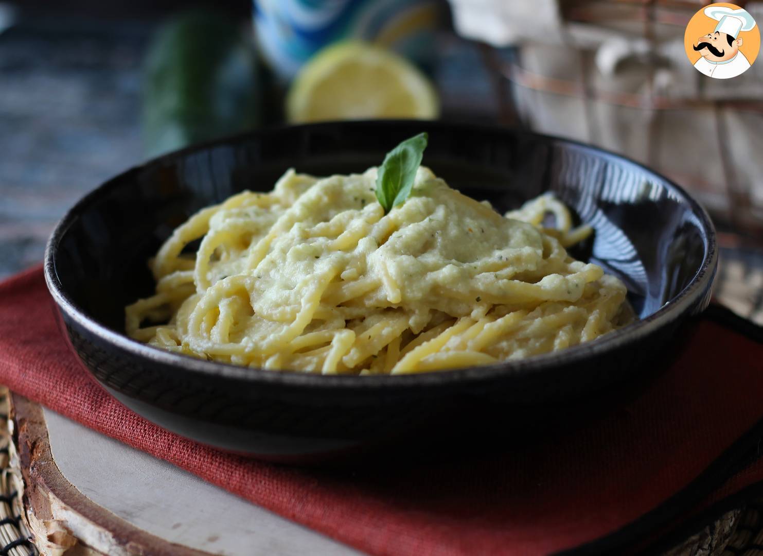 Cremige nudeln mit zucchini und griechischem joghurt