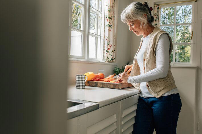 De acordo com dados do Censo, o porcentual de pessoas vivendo sozinhas passou de 12,2% em 2010 para 18,9% em 2022, a maioria de idosos. Foto: Jacob Ammentorp Lund/Adobe Stock