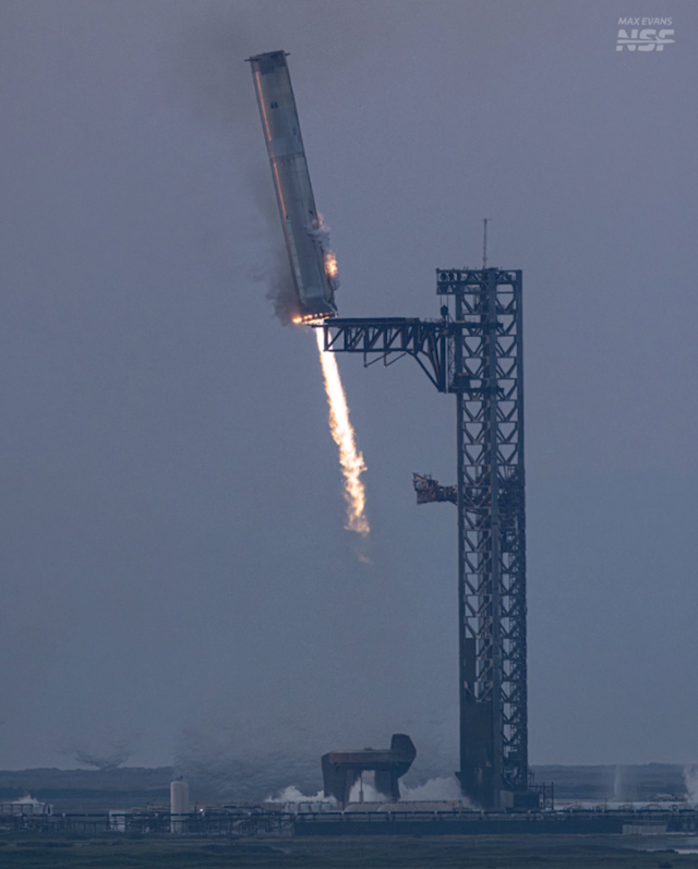 首次“筷子”夹大火箭！SpaceX星舰一级回收成功：全程完美