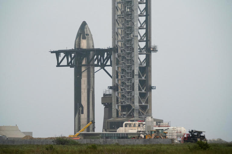 Spacex Launches Starship The 5th Time Successfully Catches Booster In