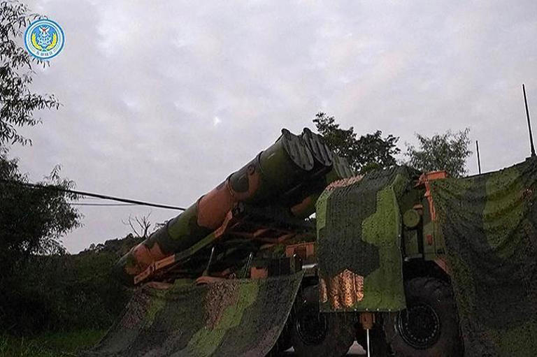 Çin savaş uçakları ve gemilerle Tayvan'ı kuşattı