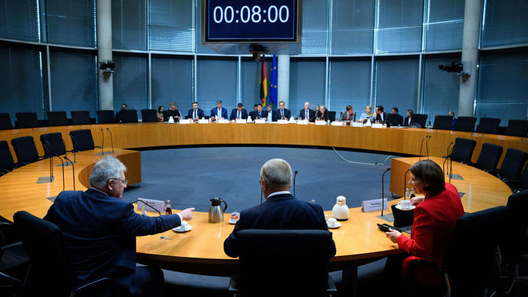 Berlin, le 14 octobre 2024. Les trois chefs des services de renseignement allemands lundi lors de leur audition annuelle devant les députés. De gauche à droite, Bruno Kahl (patron du BND), Thomas Haldenwang (chef du BfV) et Martina Rosenberg (présidente du Bamad). Icon sport/Bernd von Jutrczenka