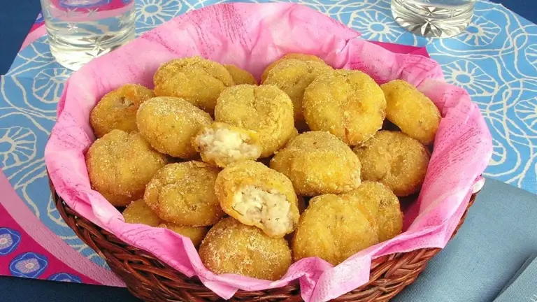 Bolinho de cebola caramelizada e queijo: faça a porção saborosa