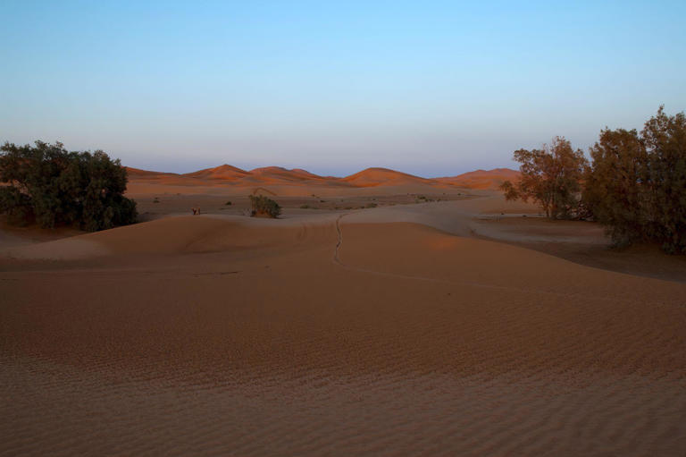 O deserto do Saara na cidade de Merzouga, no sudeste de Marrocos, antes das inundações