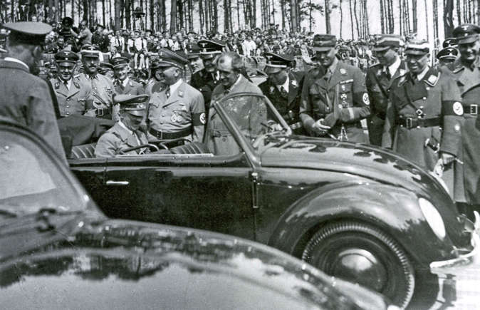 Hitler ordena la construcción de la fábrica VW y se lanza el primer Volkswagen