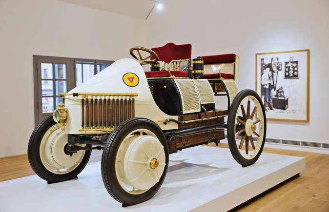 El primer coche híbrido del mundo
