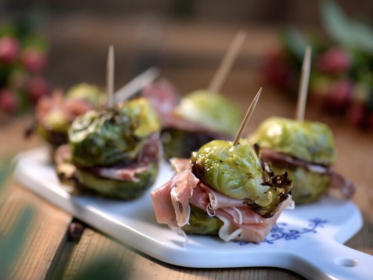 Low-Carb-Fingerfood: Rosenkohl-Spießchen mit Salami