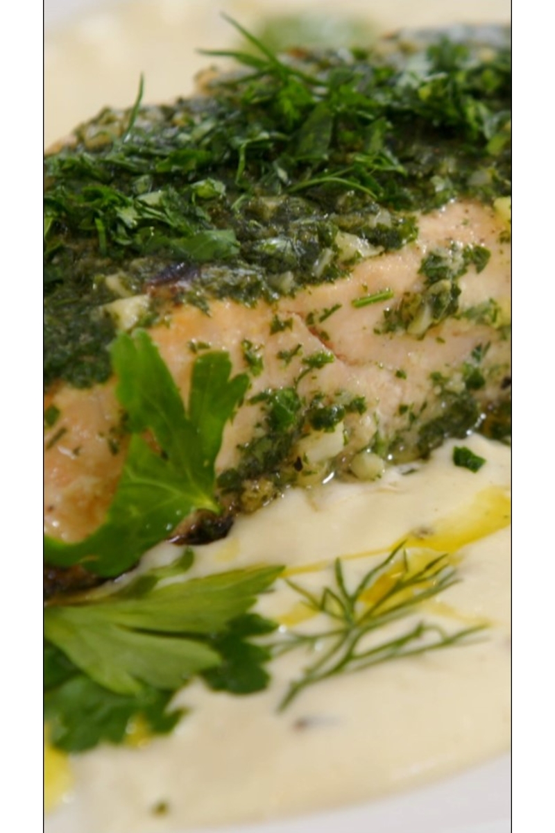 Knuspriges Lachsfilet mit Mascarpone-Kräuterbutter-Sauce