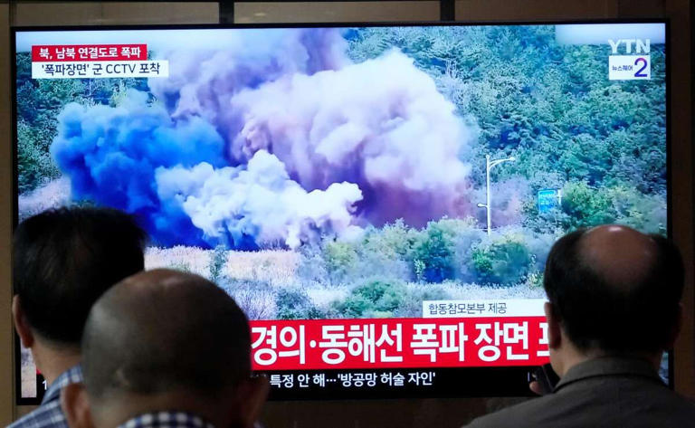 Una pantalla muestra reportes de que Corea del Norte voló por los aires tramos de carreteras intercoreanas durante un noticiero, en la estación de tren de Seúl, en Corea del Sur, el martes 15 de octubre de 2024. Foto: AP