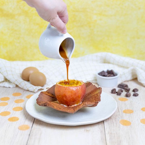 Bratapfel auf Gourmet-Untertasse