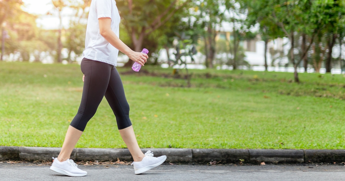 Быстрая ходьба. Ходьба для похудения. Быстрая ходьба что это. Быстрая ходьба. Человек ходит.