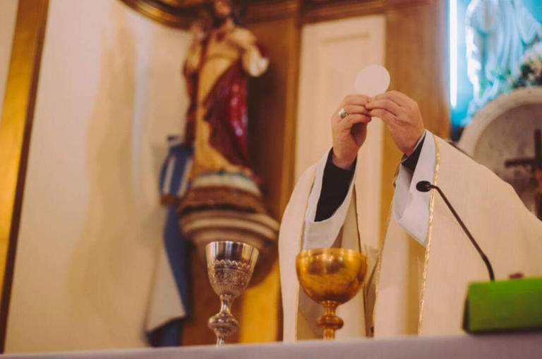 El sacerdocio es un compromiso de por vida con la fe y la sociedad.