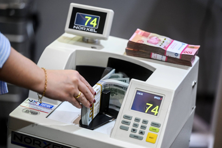 Ilustrasi nilai tukar Rupiah melemah terhadap Dolar AS.