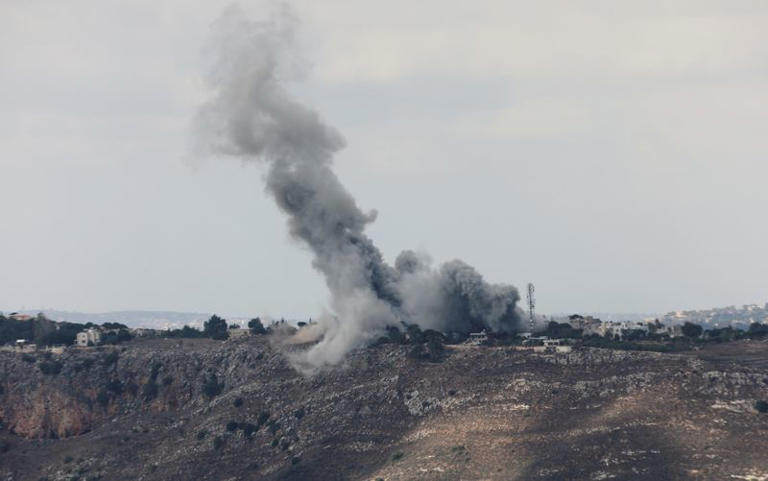 Fumaça em Arnoun vista de Marjayoun, perto da fronteira libanesa com Israel  17/10/2024  REUTERS/Karamallah Daher