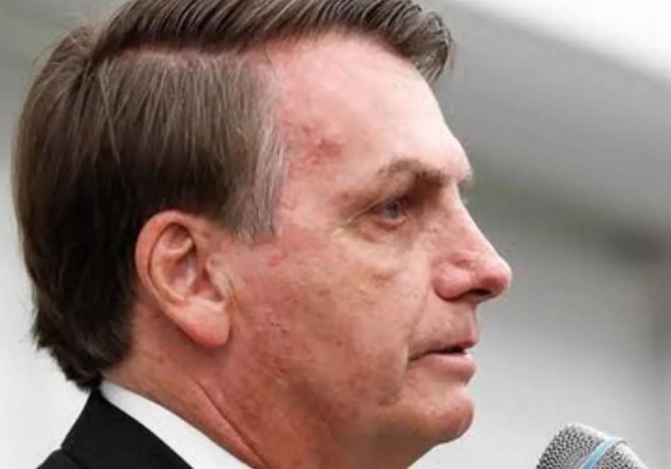 Bolsonaro ameaça desistir da vida política caso continue inelegível até 2026.