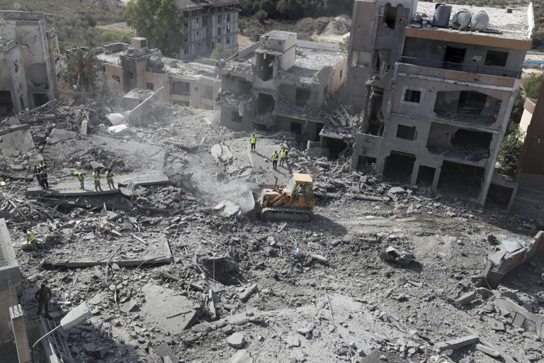 Dans le village de Qana, au sud Liban, après les frappes aériennes israéliennes, le 16 octobre 2024.