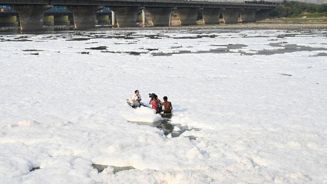 दिल्ली में झाग का सैलाब, छठ से पहले यमुना का पानी हुआ जहरीला; CPCB ने क्या  बताए कारण