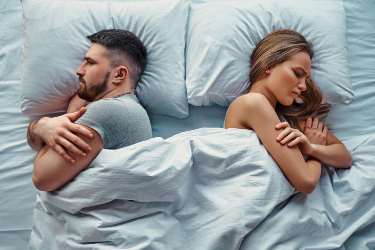 Un couple dos à dos au lit © Shutterstock / Harbucks