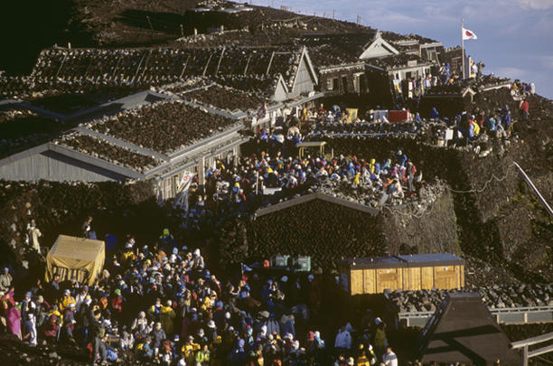 夏山シーズンには多くの登山客であふれかえる photo by gettyimages