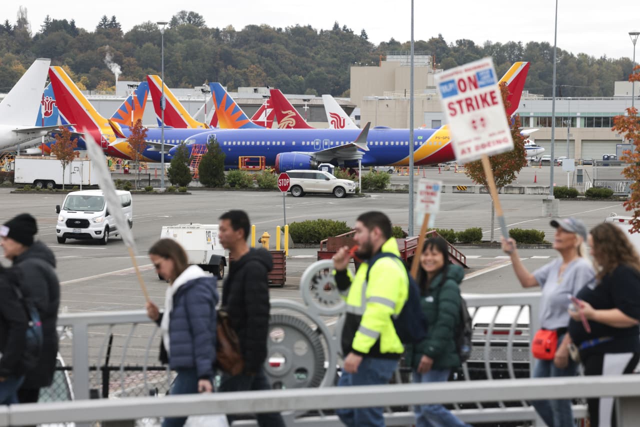 Boeing Strike Is A Hot Mess. The Union Has Risk, Too.