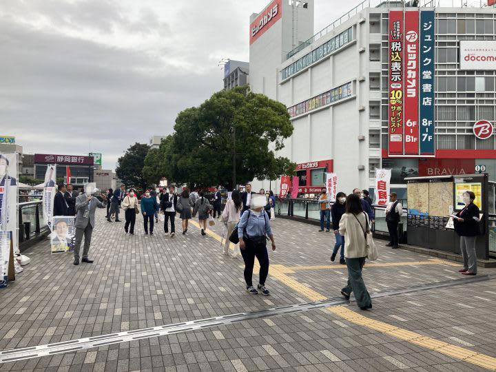 街頭で演説する自民候補（一部画像を加工しています）