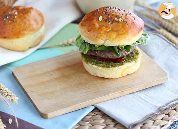 Italienischer burger: pestosauce, sonnengetrocknete tomaten, mozzarella