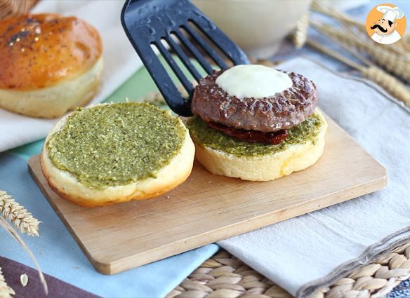 Italienischer burger: pestosauce, sonnengetrocknete tomaten, mozzarella
