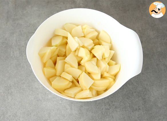 Apfelkuchen mit zimt und nüssen
