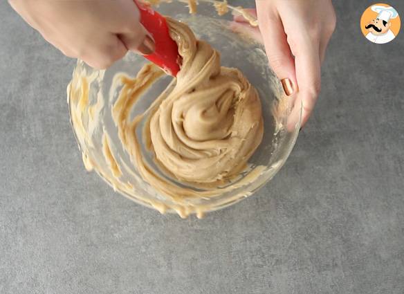 Apfelkuchen mit zimt und nüssen