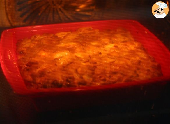 Apfelkuchen mit zimt und nüssen