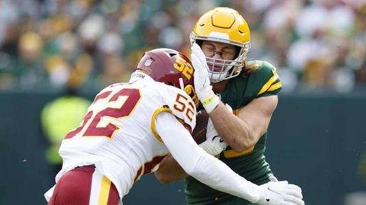 Washington Football Team linebacker Jamin Davis (52) tackles Green Bay Packers tight end Robert Tonyan in 2021. | Jeff Hanisch-Imagn Images