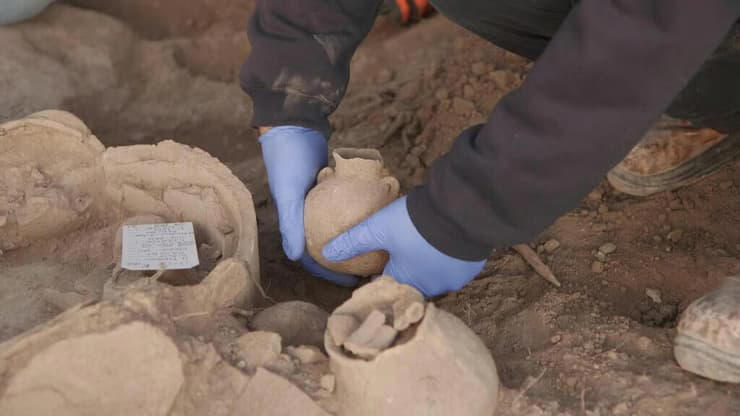 Vasijas descubiertas en la excavación. 