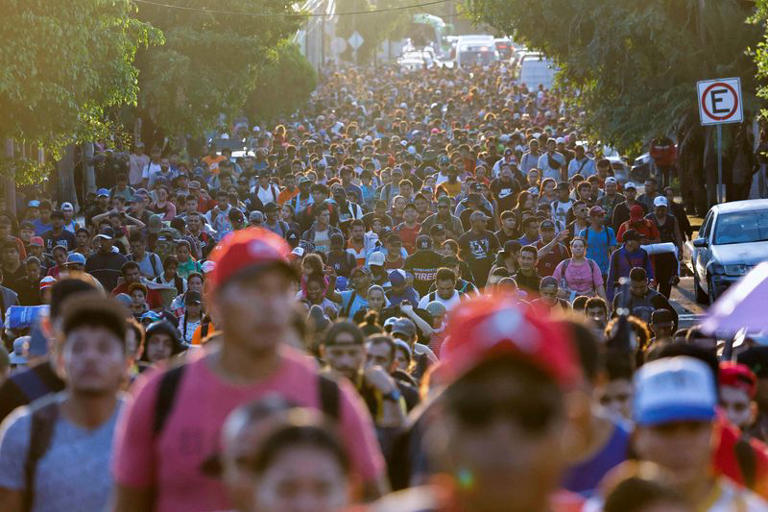 Migrantes em Tapachula caminham em caravana na tentativa de chegar aos EUA fronteira 05/11/2024 REUTERS/Daniel Becerril