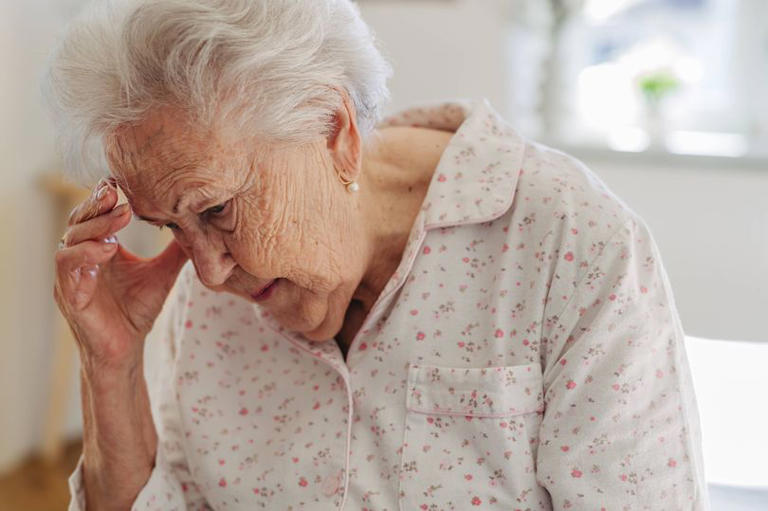 First sign of dementia and Alzheimer's people experience may not be memory  loss