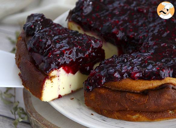 Käsekuchen mit gesüßter kondensmilch und kompott aus roten früchten