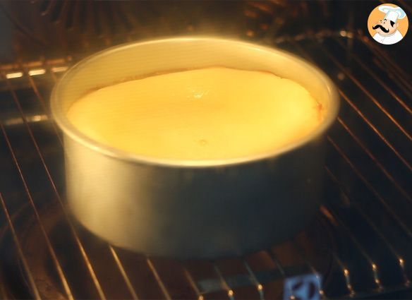 Käsekuchen mit gesüßter kondensmilch und kompott aus roten früchten