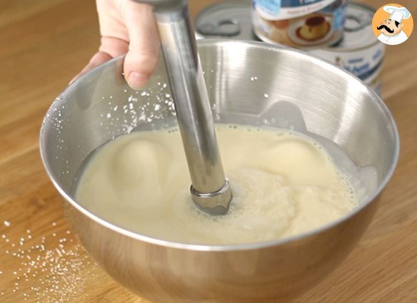 Käsekuchen mit gesüßter kondensmilch und kompott aus roten früchten