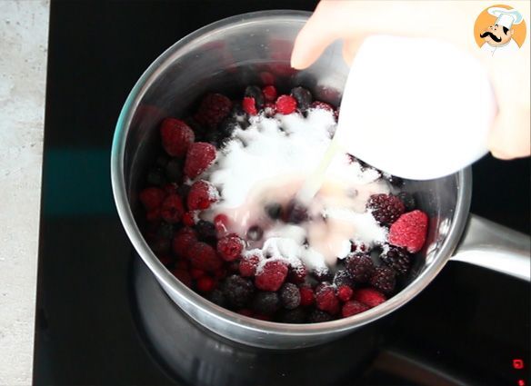 Käsekuchen mit gesüßter kondensmilch und kompott aus roten früchten
