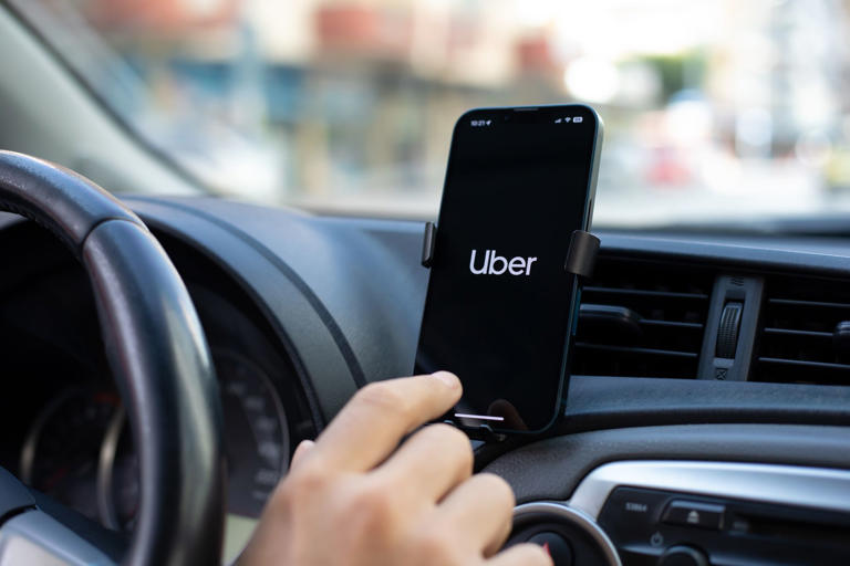 Motoristas por aplicativo podem deduzir 40% do faturamento com despesas para poderem rodar (Foto: Shutterstock)
