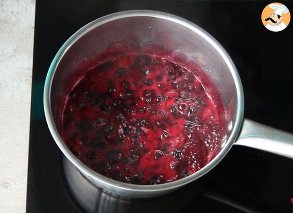 Käsekuchen mit gesüßter kondensmilch und kompott aus roten früchten