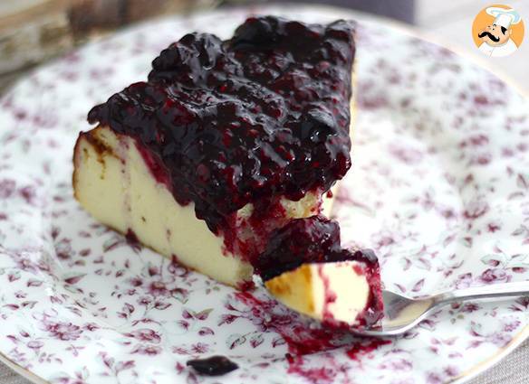 Käsekuchen mit gesüßter kondensmilch und kompott aus roten früchten