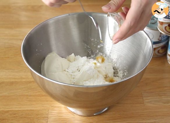 Käsekuchen mit gesüßter kondensmilch und kompott aus roten früchten