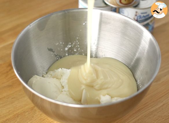 Käsekuchen mit gesüßter kondensmilch und kompott aus roten früchten